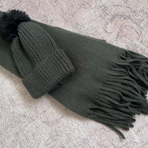 Steve Madden Scarf and Beanie Set - Picture 4 of 7